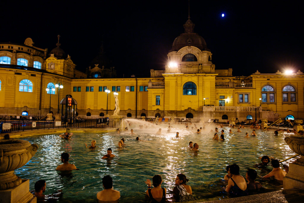 Thermes Széchenyi de nuit