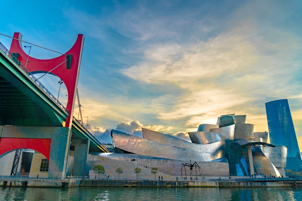 Musée Guggenheim de Bilbao vu depuis le fleuve Nervion