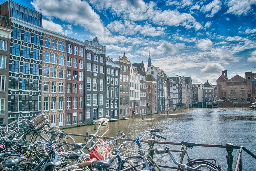 Amsterdam est aussi surnommée la capitale du vélo ! 