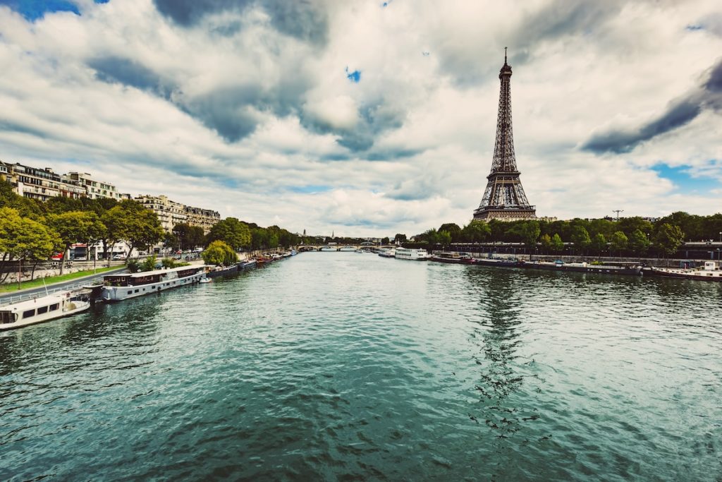 VUE SUR LA SEINE ET LA TOUR EIFFEL