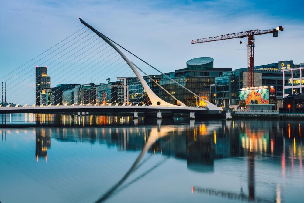 Samuel Beckett Bridge illuminé à Dublin - Pass-Pass
