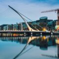Samuel Beckett Bridge illuminé à Dublin - Pass-Pass