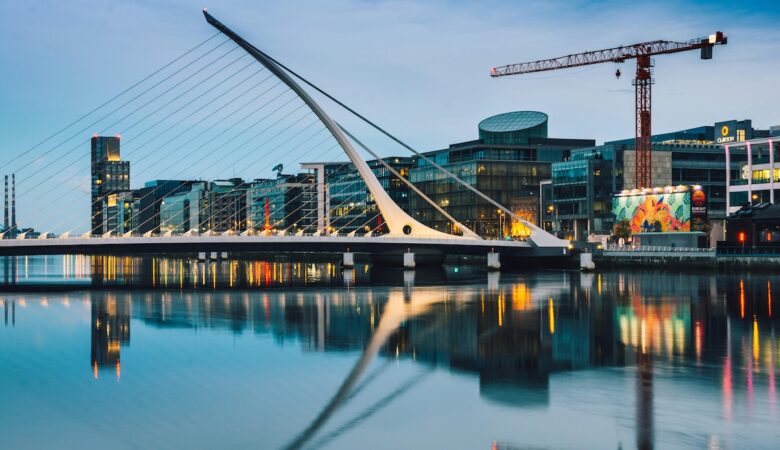 Samuel Beckett Bridge illuminé à Dublin - Pass-Pass